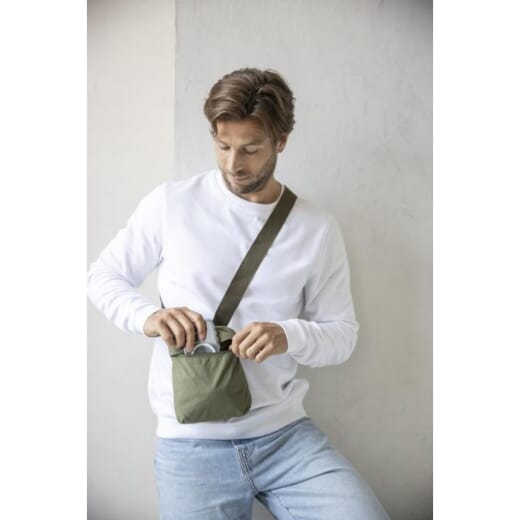 Borsa a tracolla in nylon riciclato ARCA